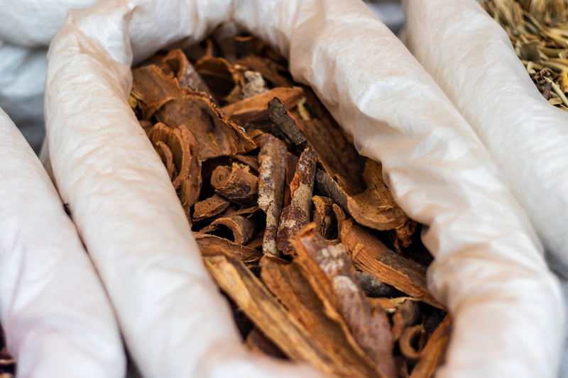Trozos de corteza seca para infusiones y remedios tradicionales en un costal