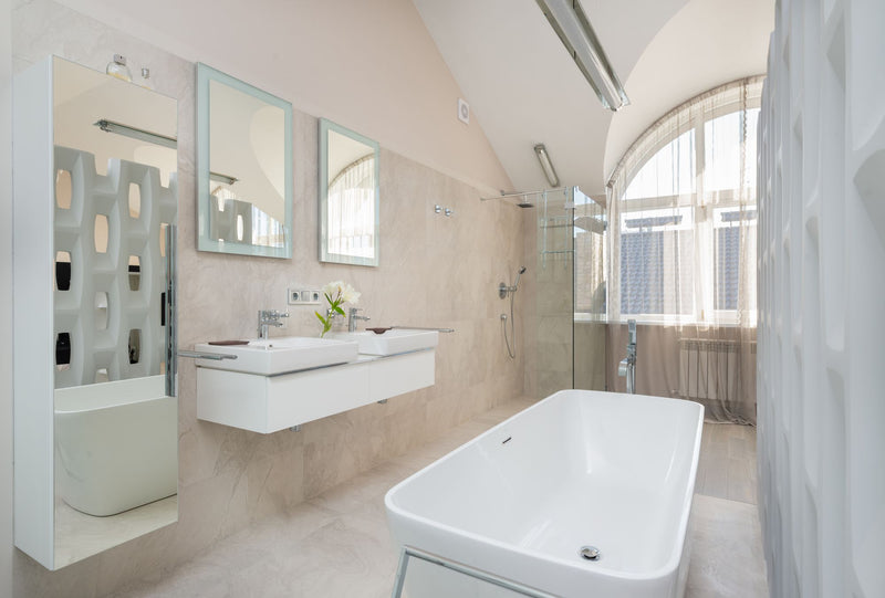 Baño luminoso con ventana grande y lavabo doble con luz natural, para una rutina facial de piel grasa